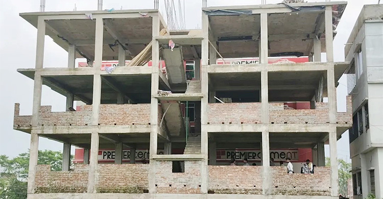 নির্মাণসামগ্রী কিনতে অস্বীকৃতি জানানোয় ব্যাংক কর্মকর্তা দম্পতিকে মারধর