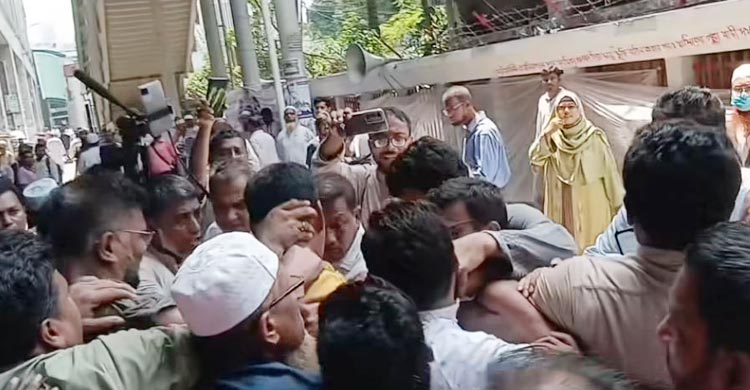 শিক্ষক নেতাকে ‘দোসর’ আখ্যা দিয়ে মারধর, পুলিশে সোপর্দ