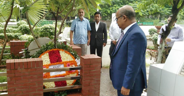 মাহবুবে আলমের কবর জিয়ারত করলেন অ্যাটর্নি জেনারেল আমিন উদ্দিন