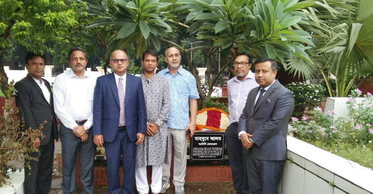 মাহবুবে আলমের কবর জিয়ারত করলেন অ্যাটর্নি জেনারেল আমিন উদ্দিন