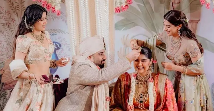 মায়ের ছবিকে সাক্ষী রেখে বিয়ে করলেন অংশুলা কাপুর