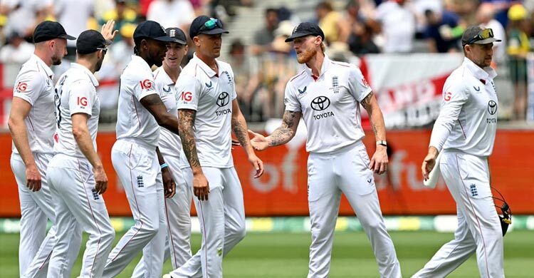অস্ট্রেলিয়াকে ১৩২ রানে অলআউট করে লিড পেল ইংল্যান্ড