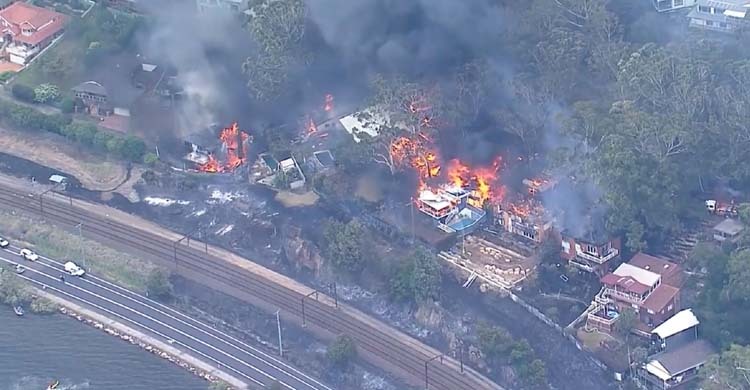 অস্ট্রেলিয়ায় ভয়াবহ দাবানল, পুড়ছে বসত-বাড়ি