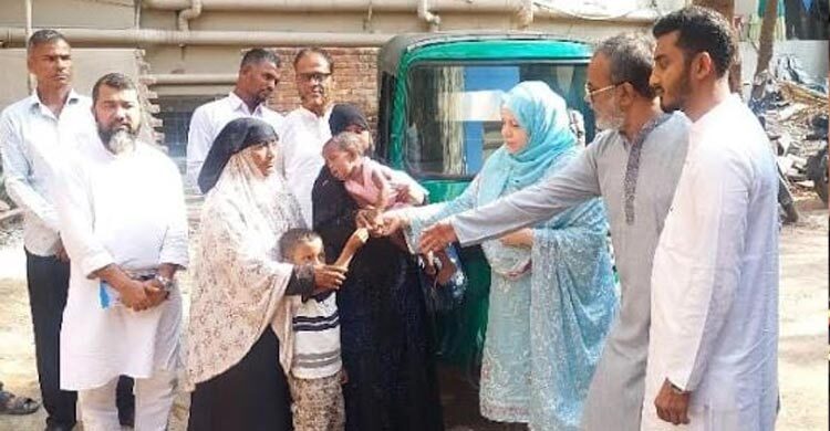 Hasan hands over auto-rickshaw to family of deceased driver Sabur