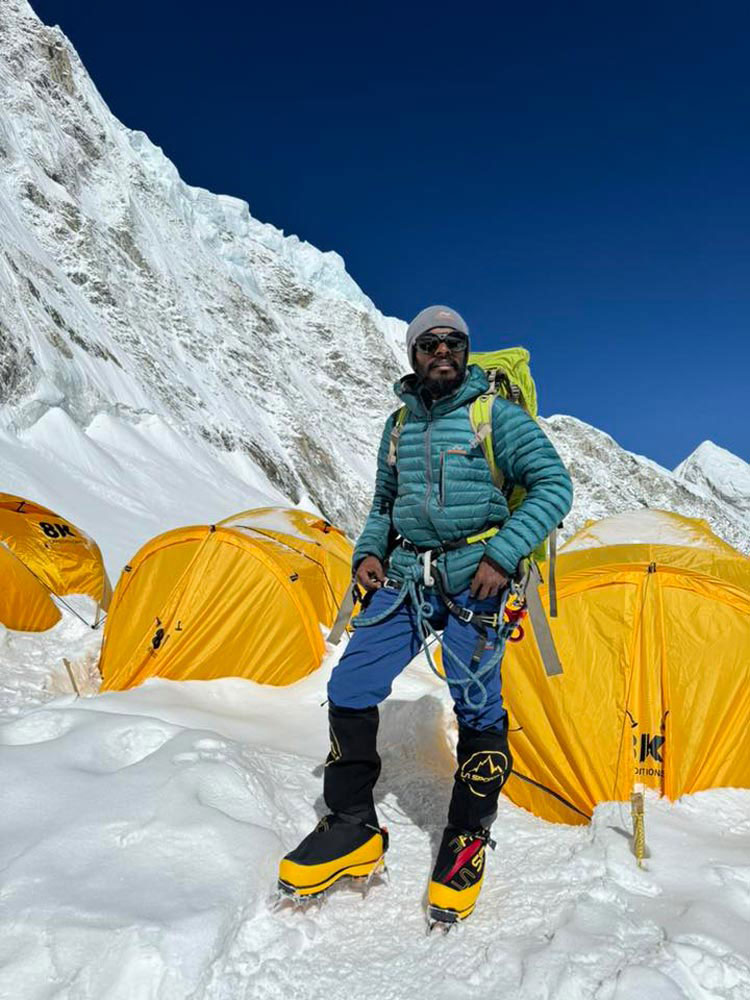 এভারেস্ট জয়ের ছবি প্রকাশ করলেন শাকিল