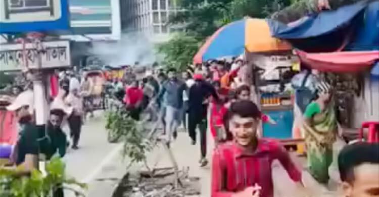 শ‍্যামলীতে আওয়ামী লীগের ঝটিকা মিছিলে ককটেল বিস্ফোরণ, আটক ৬