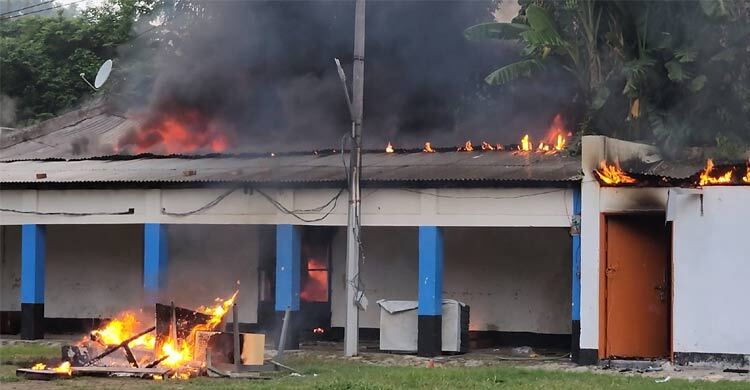আ’লীগের কার্যালয় ও নেতাকর্মীদের বাড়িঘর-প্রতিষ্ঠানে হামলা