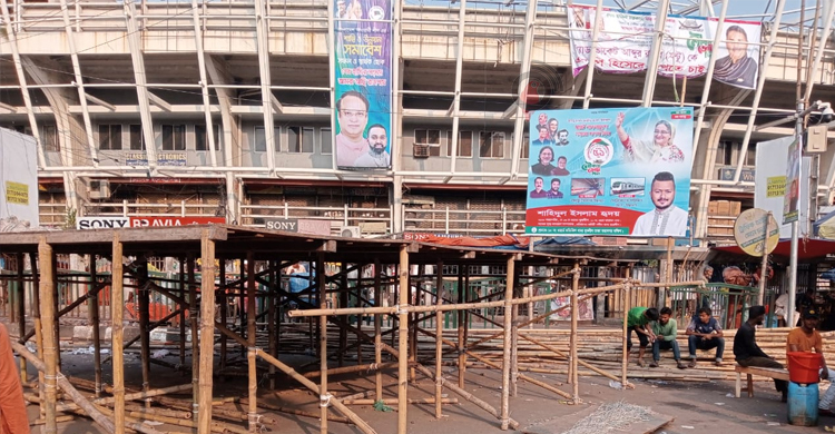 তৈরি হচ্ছে মঞ্চ, লাগানো হচ্ছে মাইক