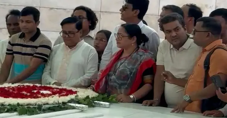 সমালোচিত আওয়ামী লীগ নেত্রী ফুল দিলেন জিয়া মাজারে