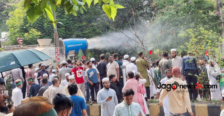সমাবেশে স্প্রে ক্যানন দিয়ে পানি ছিটাচ্ছে ডিএনসিসি