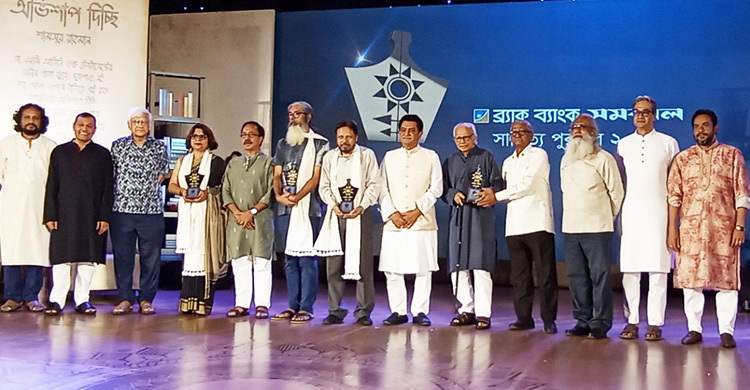 ব্র্যাক ব্যাংক-সমকাল সাহিত্য পুরস্কার পেলেন ৪ জন