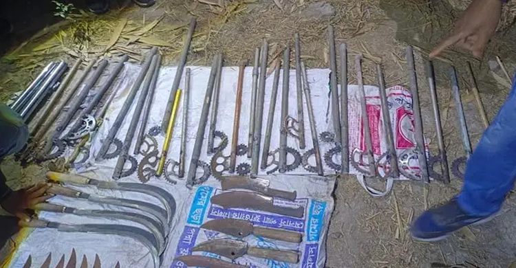 রাজশাহীতে অভিযান চালিয়ে বিপুল পরিমাণ দেশীয় অস্ত্র উদ্ধার করেছে র‍্যাব-৫