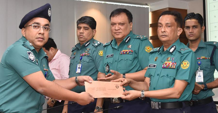 আগস্টে ভালো কাজের পুরস্কার পেলেন ডিএমপির যেসব সদস্য
