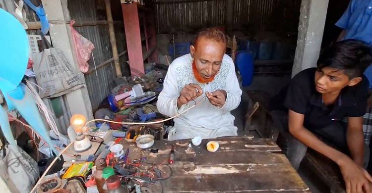 খালি হাতে ধরেন বিদ্যুতের তার, তারপরও কিছুই হয় না আয়নাল মিয়ার 