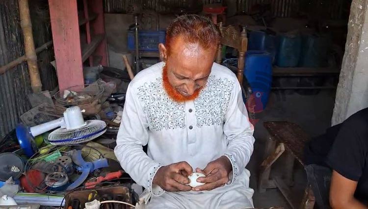 খালি হাতে ধরেন বিদ্যুতের তার, তারপরও কিছুই হয় না আয়নাল মিয়ার