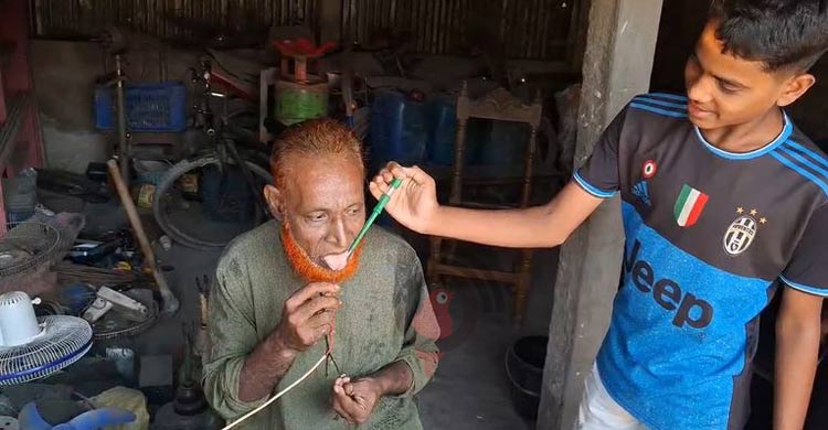 খালি হাতে ধরেন বিদ্যুতের তার, তারপরও কিছুই হয় না আয়নাল মিয়ার 