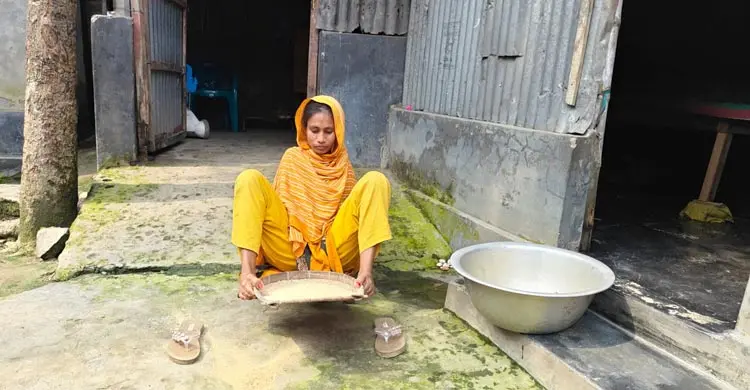 পা দিয়ে লিখে মাস্টার্স পাস, আয়েশার জীবনের একমাত্র আশা সরকারি চাকরি