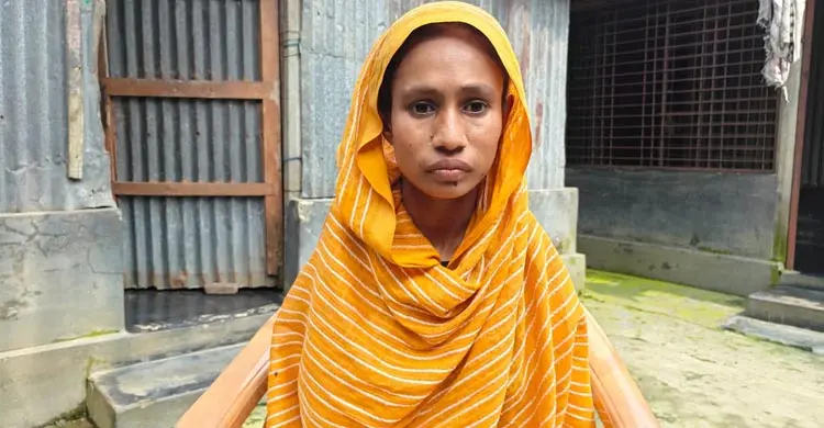 পা দিয়ে লিখে মাস্টার্স পাস, আয়েশার জীবনের একমাত্র আশা সরকারি চাকরি