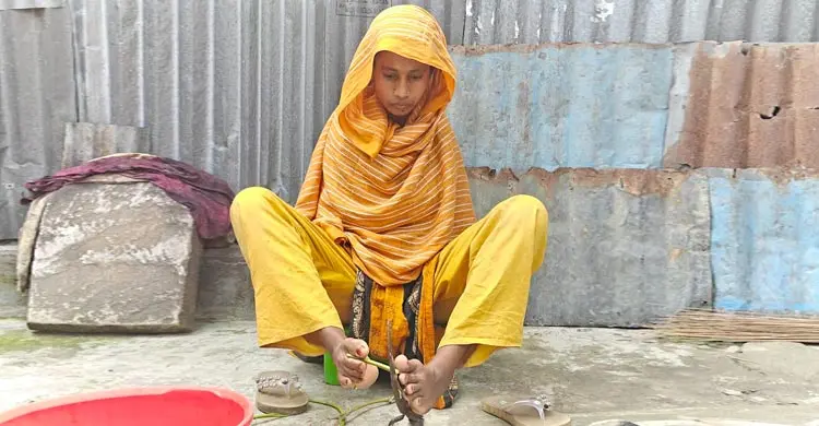 পা দিয়ে লিখে মাস্টার্স পাস, আয়েশার জীবনের একমাত্র আশা সরকারি চাকরি