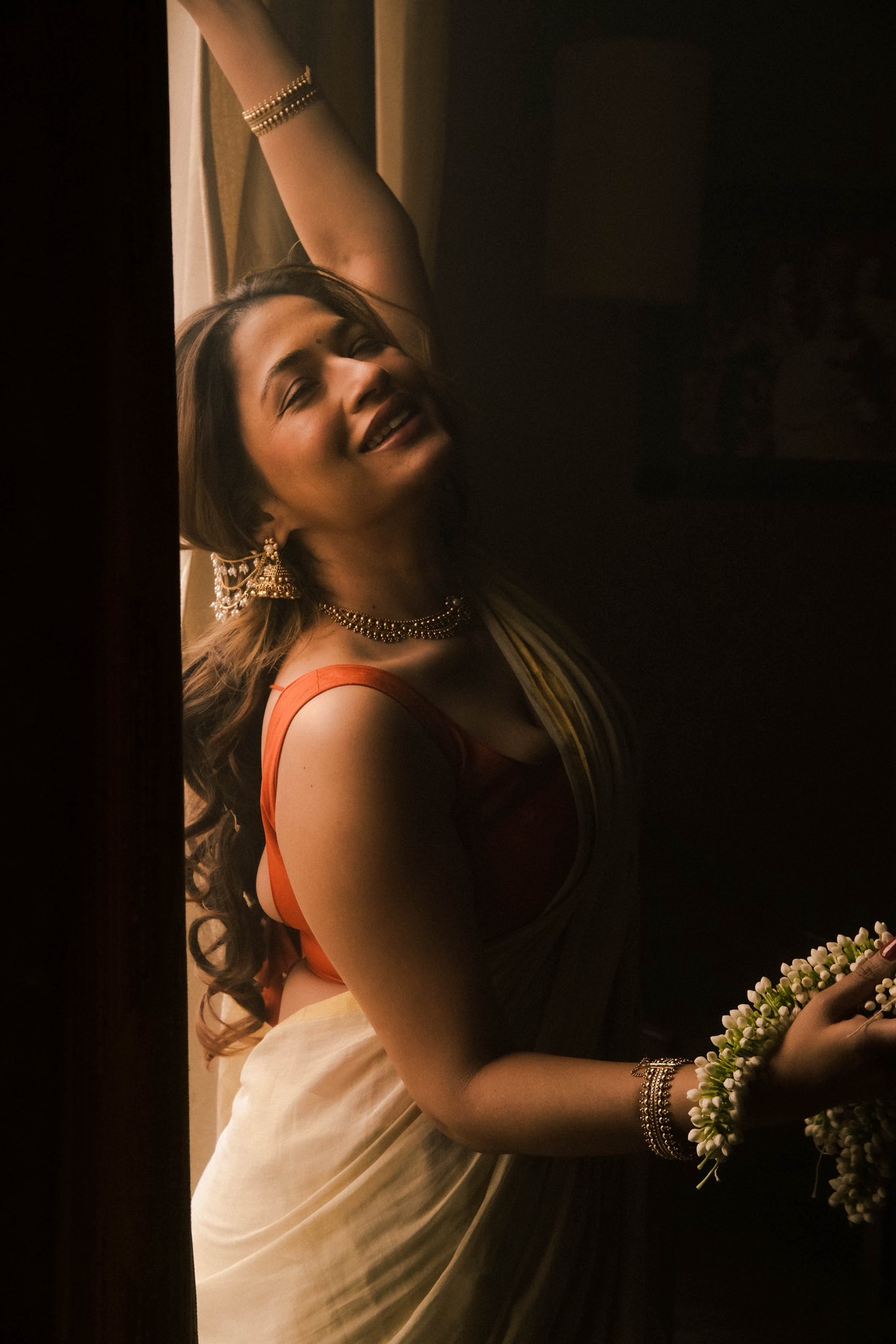 ফটোফ্রেমে বাঁধনের নিঃশব্দ আবেদন