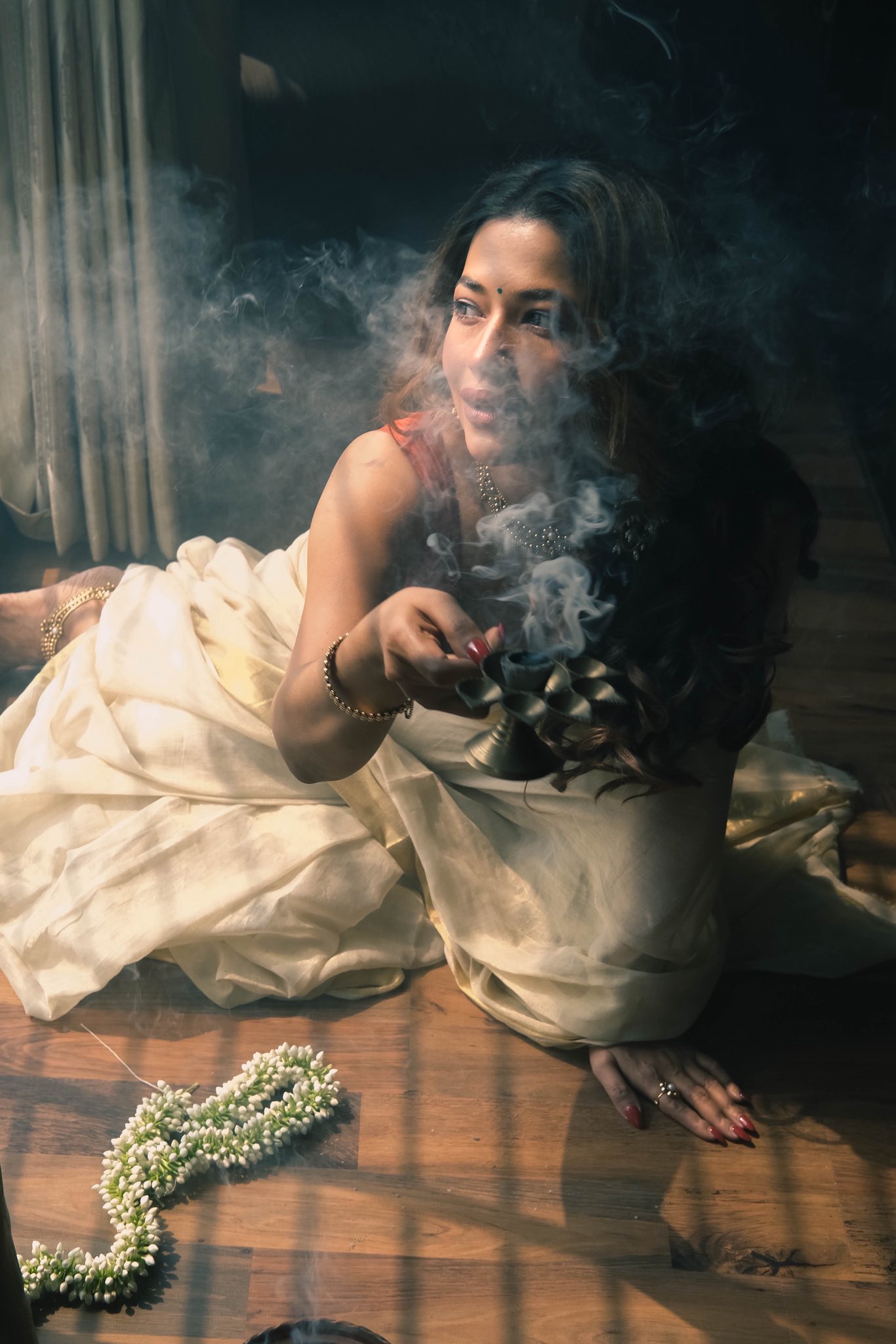 ফটোফ্রেমে বাঁধনের নিঃশব্দ আবেদন