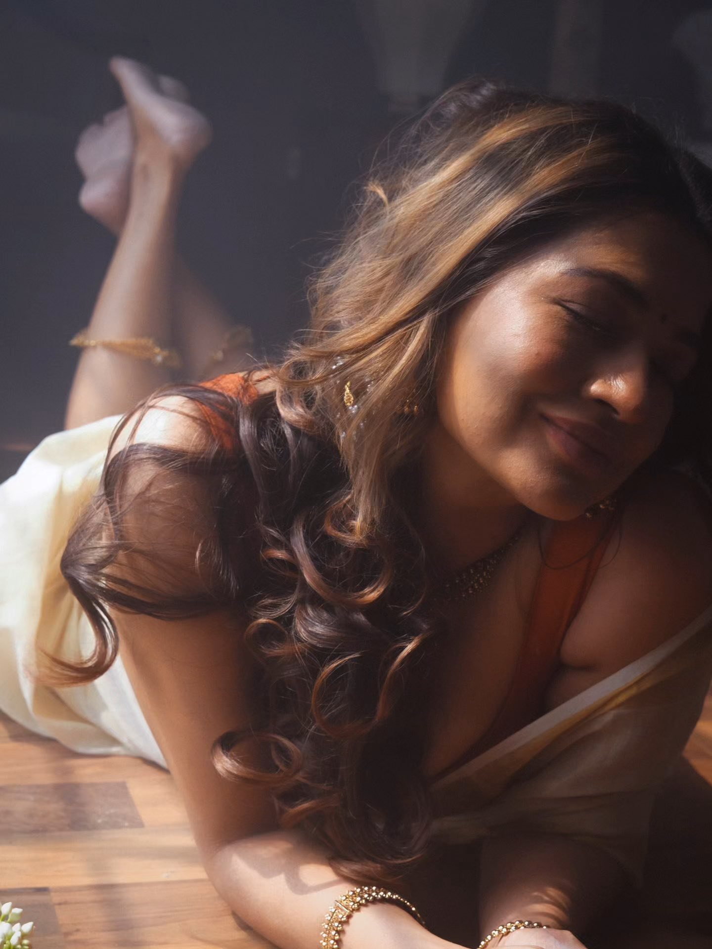 ফটোফ্রেমে বাঁধনের নিঃশব্দ আবেদন