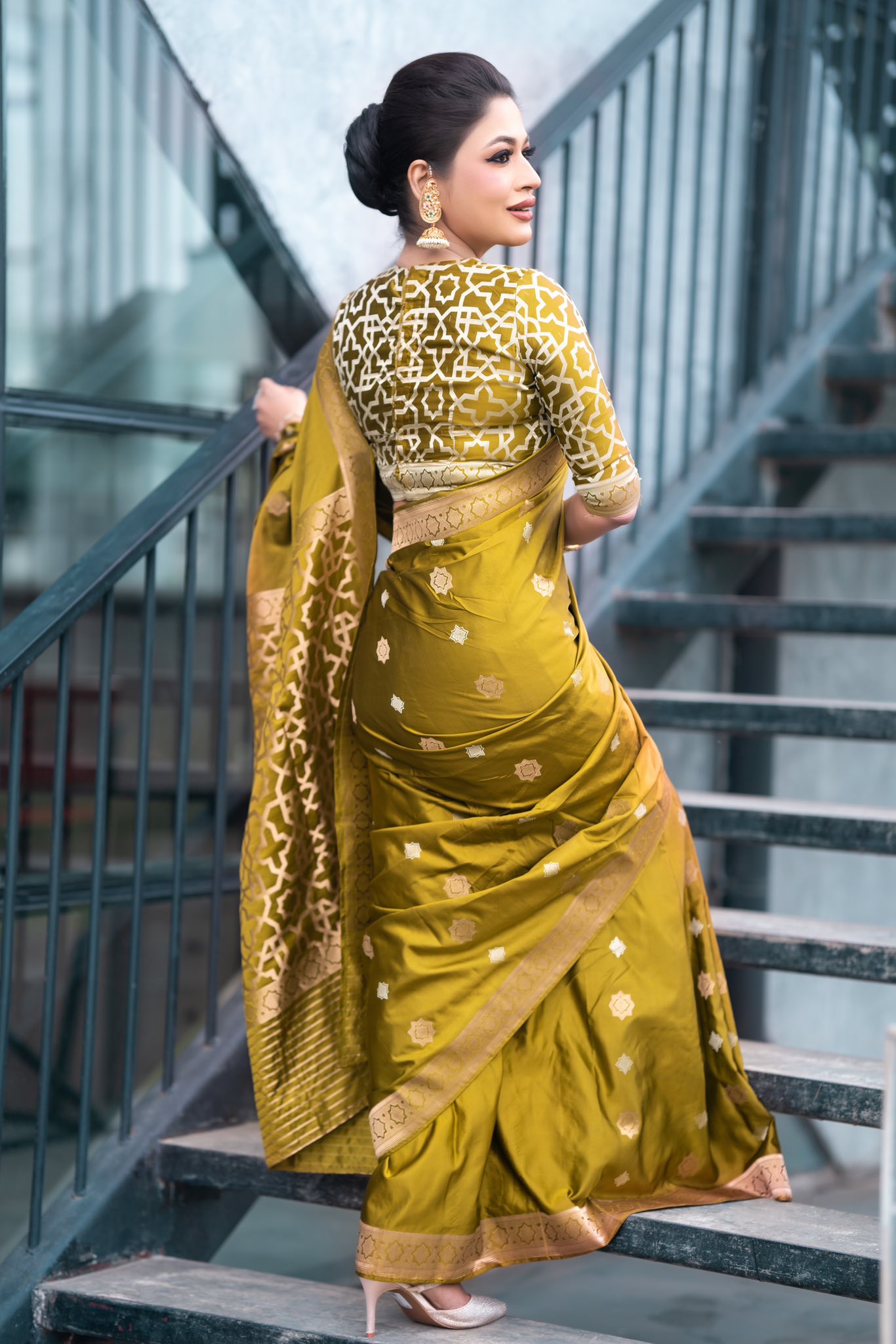 রাজকীয় শাড়িতে মুগ্ধতা ছড়ালেন বাঁধন