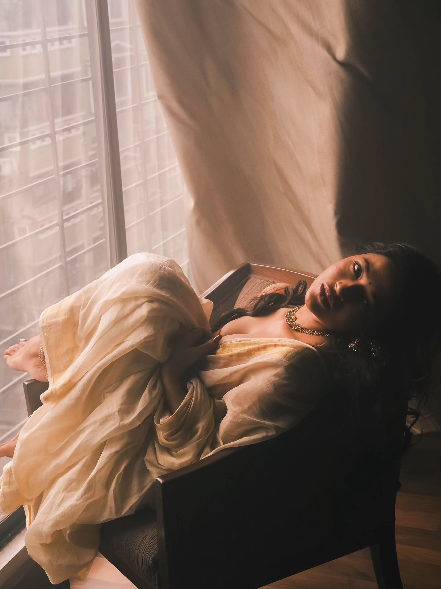 ফটোফ্রেমে বাঁধনের নিঃশব্দ আবেদন