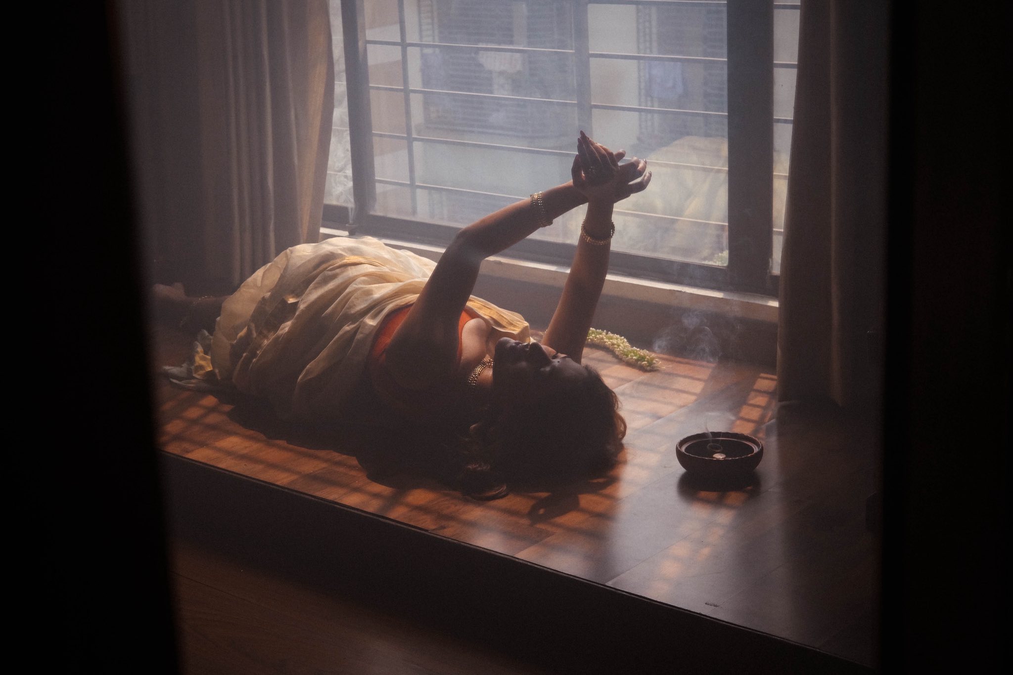 ফটোফ্রেমে বাঁধনের নিঃশব্দ আবেদন