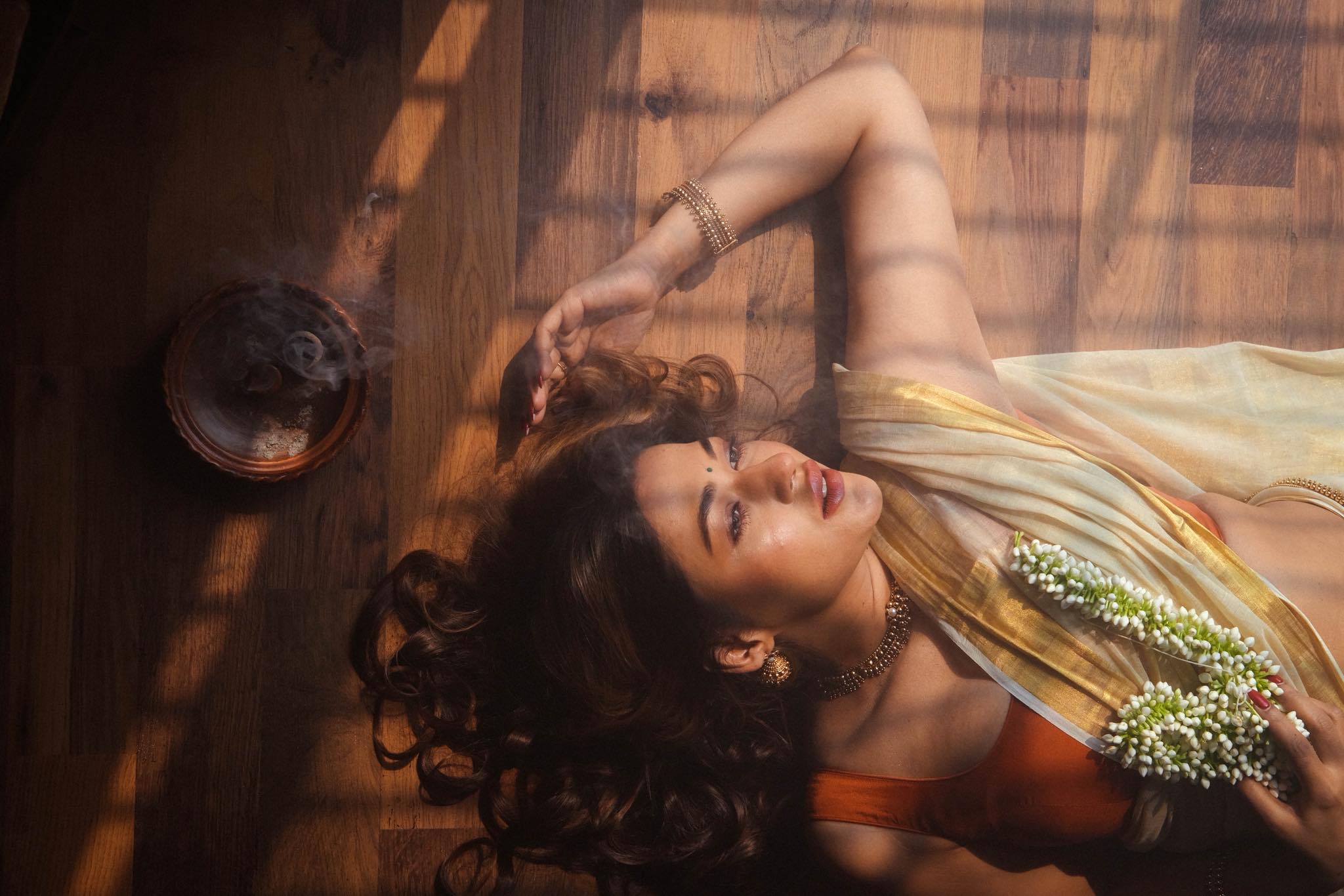 ফটোফ্রেমে বাঁধনের নিঃশব্দ আবেদন