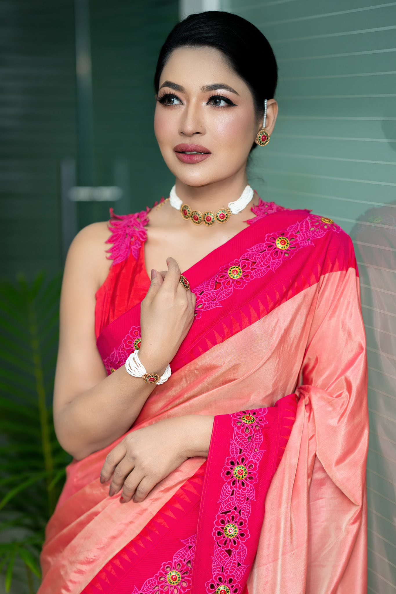 মোহময়ী শাড়ির সাজে অপরূপ বাঁধন