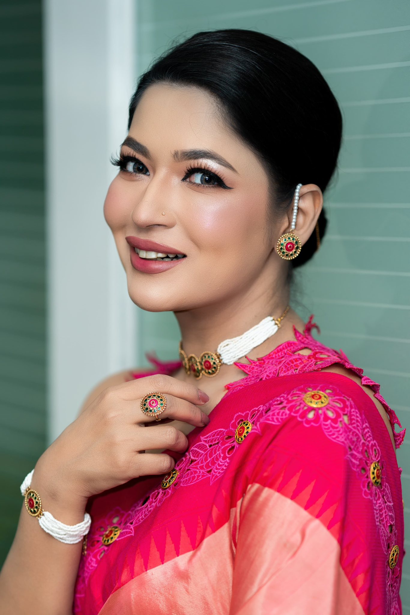 মোহময়ী শাড়ির সাজে অপরূপ বাঁধন