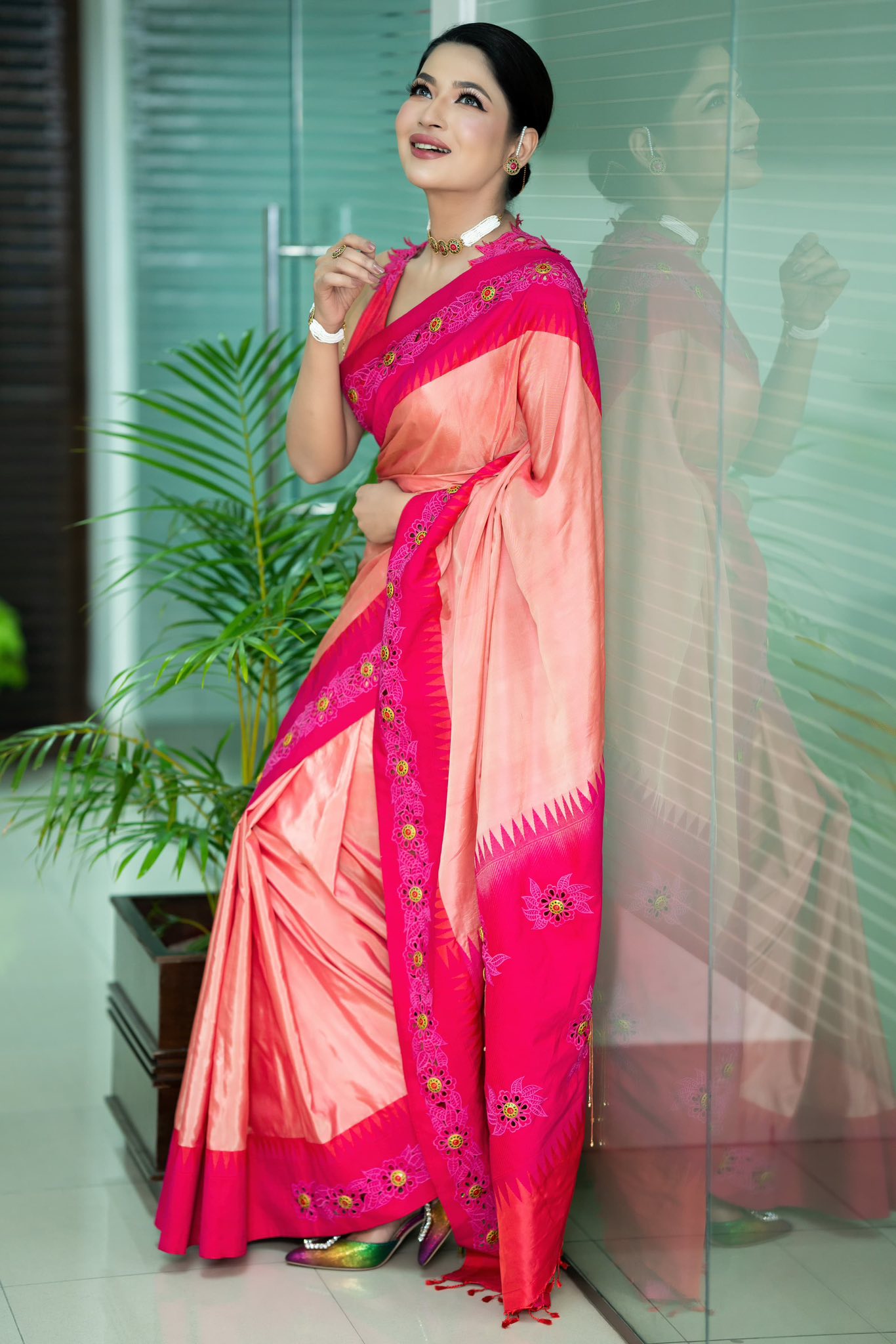 মোহময়ী শাড়ির সাজে অপরূপ বাঁধন