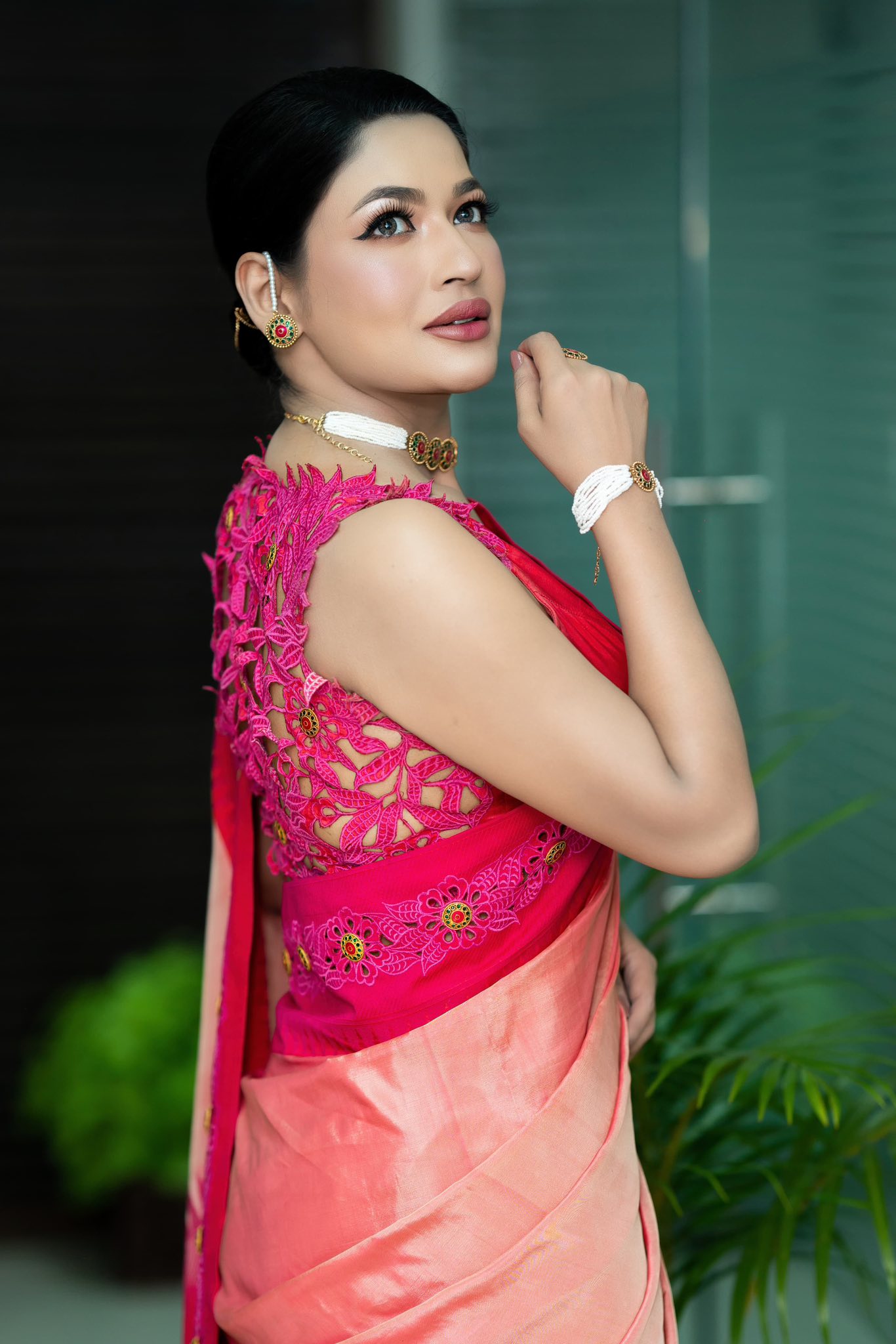 মোহময়ী শাড়ির সাজে অপরূপ বাঁধন