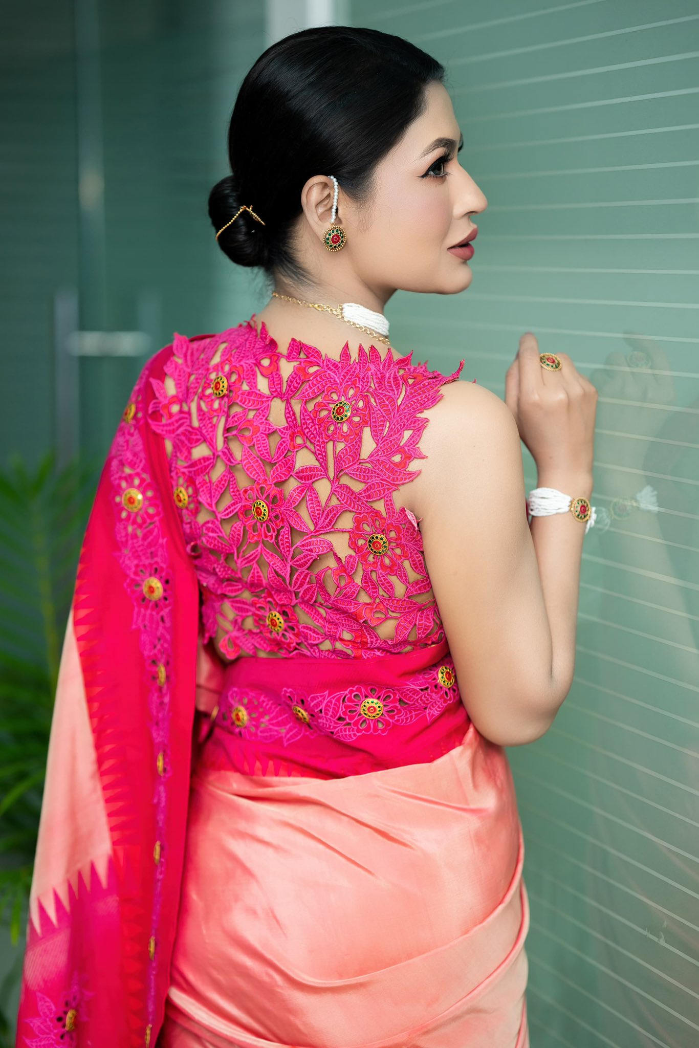 মোহময়ী শাড়ির সাজে অপরূপ বাঁধন