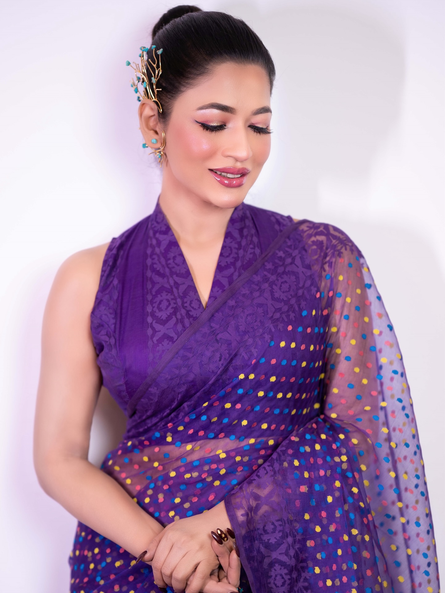 পার্পেল শাড়িতে লাস্যময়ী বাঁধন