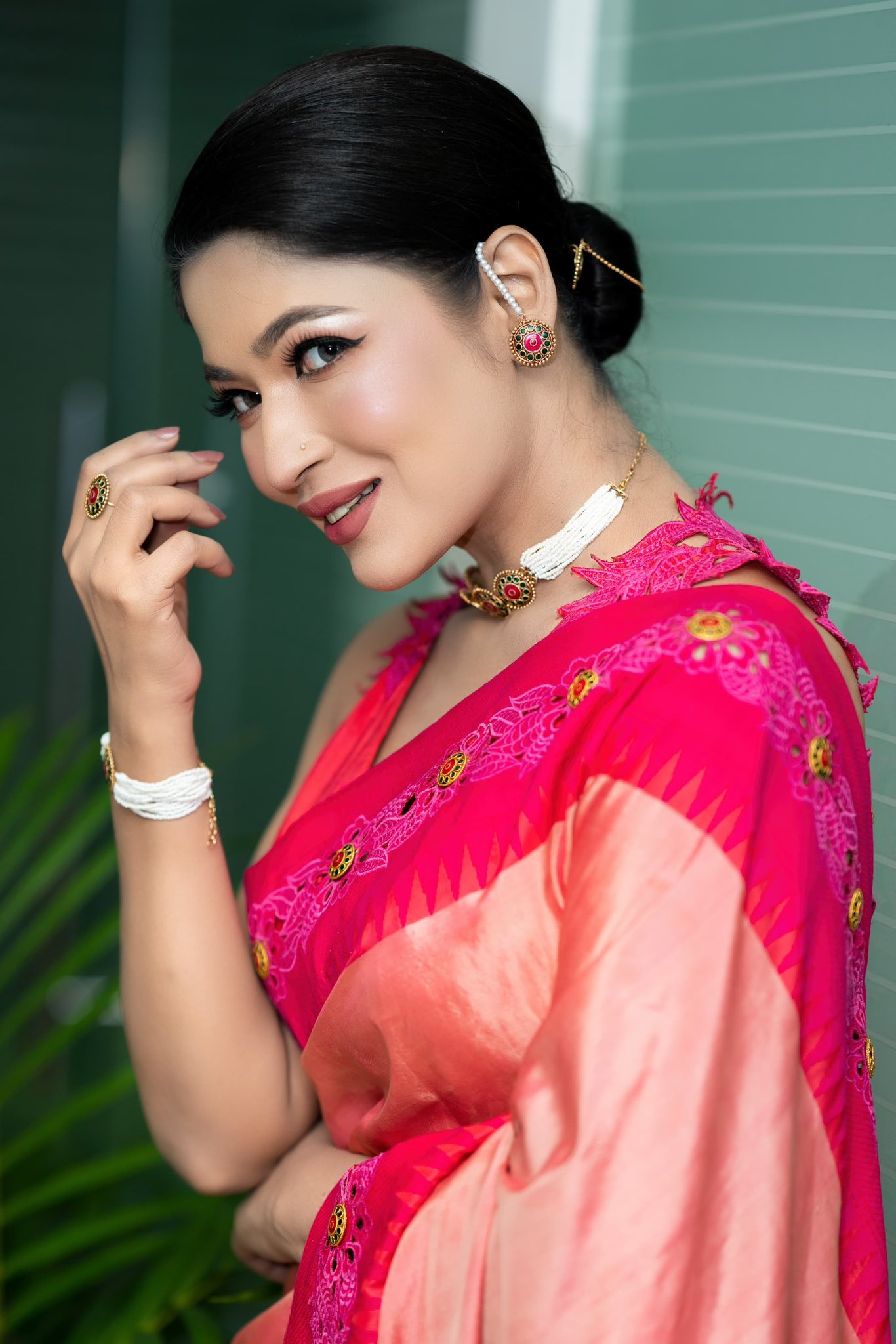 মোহময়ী শাড়ির সাজে অপরূপ বাঁধন