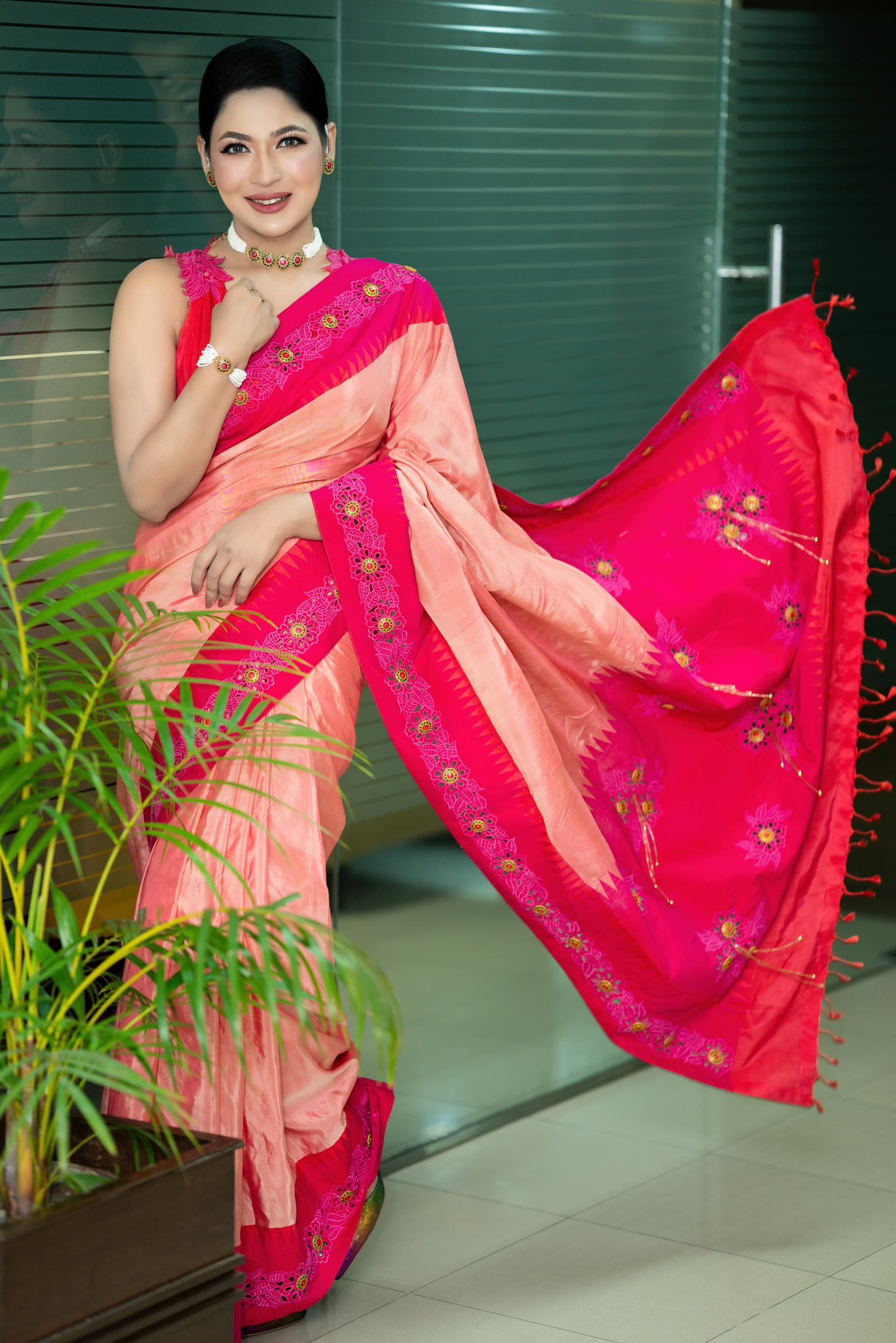 মোহময়ী শাড়ির সাজে অপরূপ বাঁধন