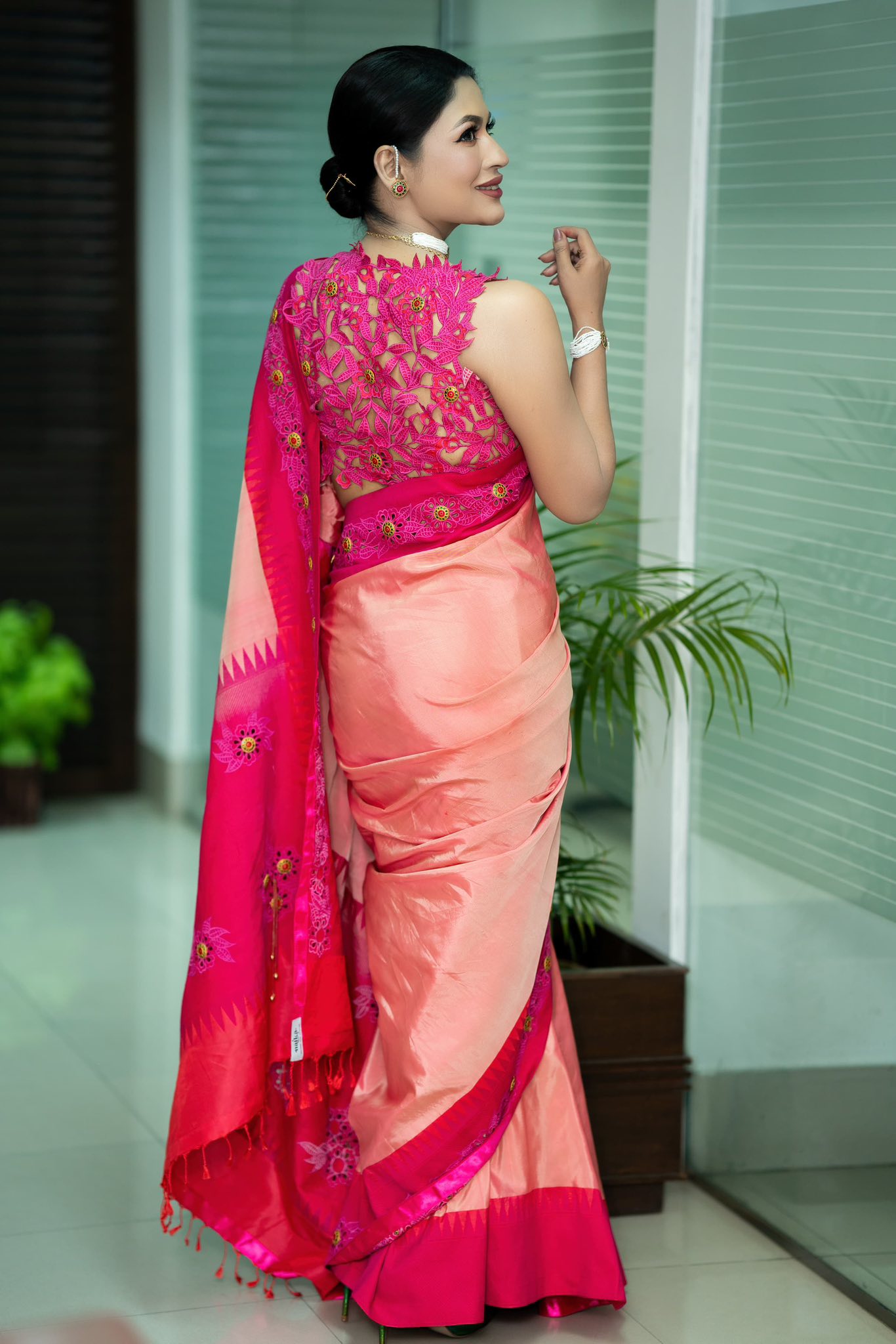 মোহময়ী শাড়ির সাজে অপরূপ বাঁধন