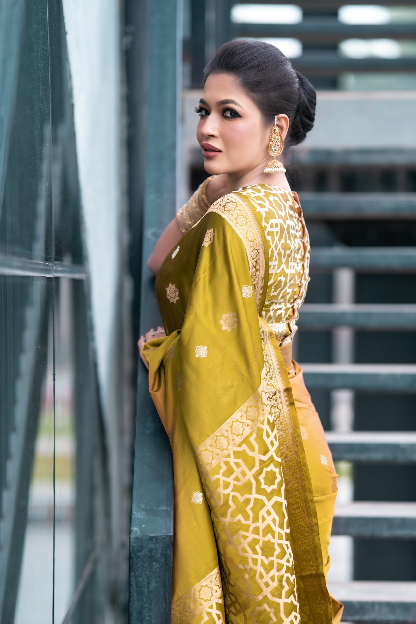 রাজকীয় শাড়িতে মুগ্ধতা ছড়ালেন বাঁধন