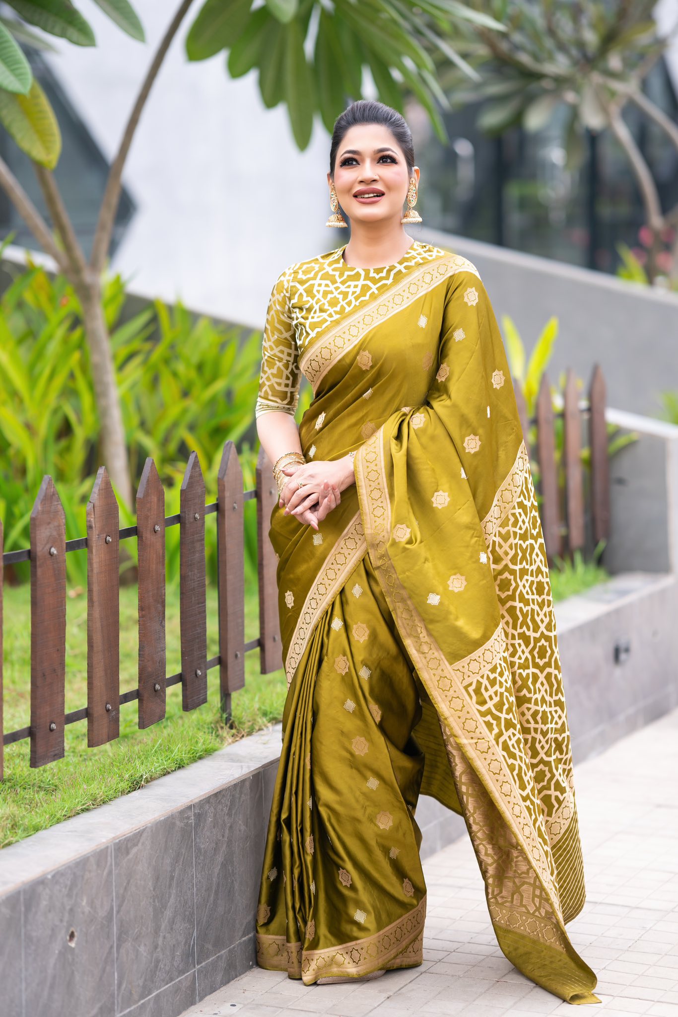 রাজকীয় শাড়িতে মুগ্ধতা ছড়ালেন বাঁধন