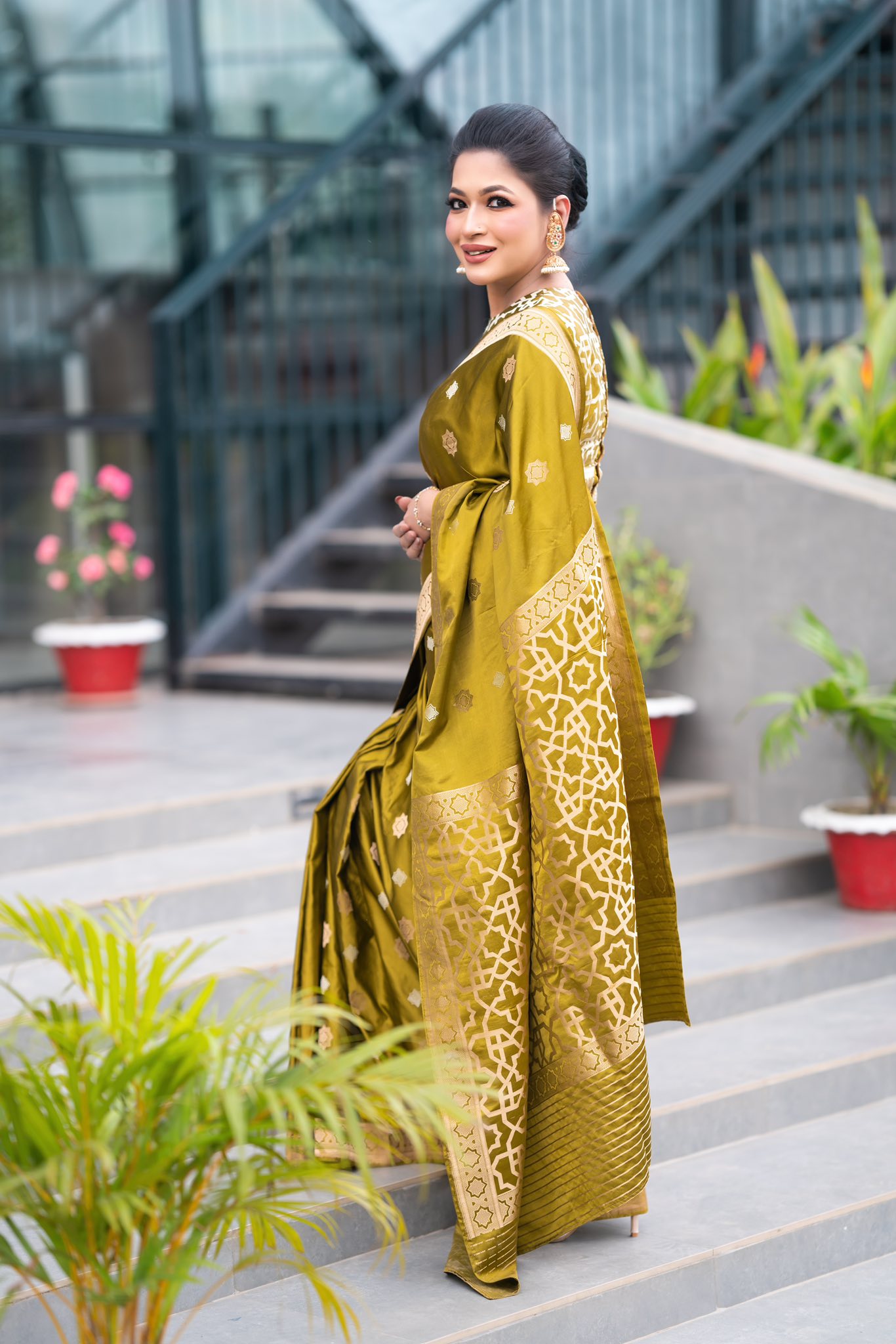 রাজকীয় শাড়িতে মুগ্ধতা ছড়ালেন বাঁধন