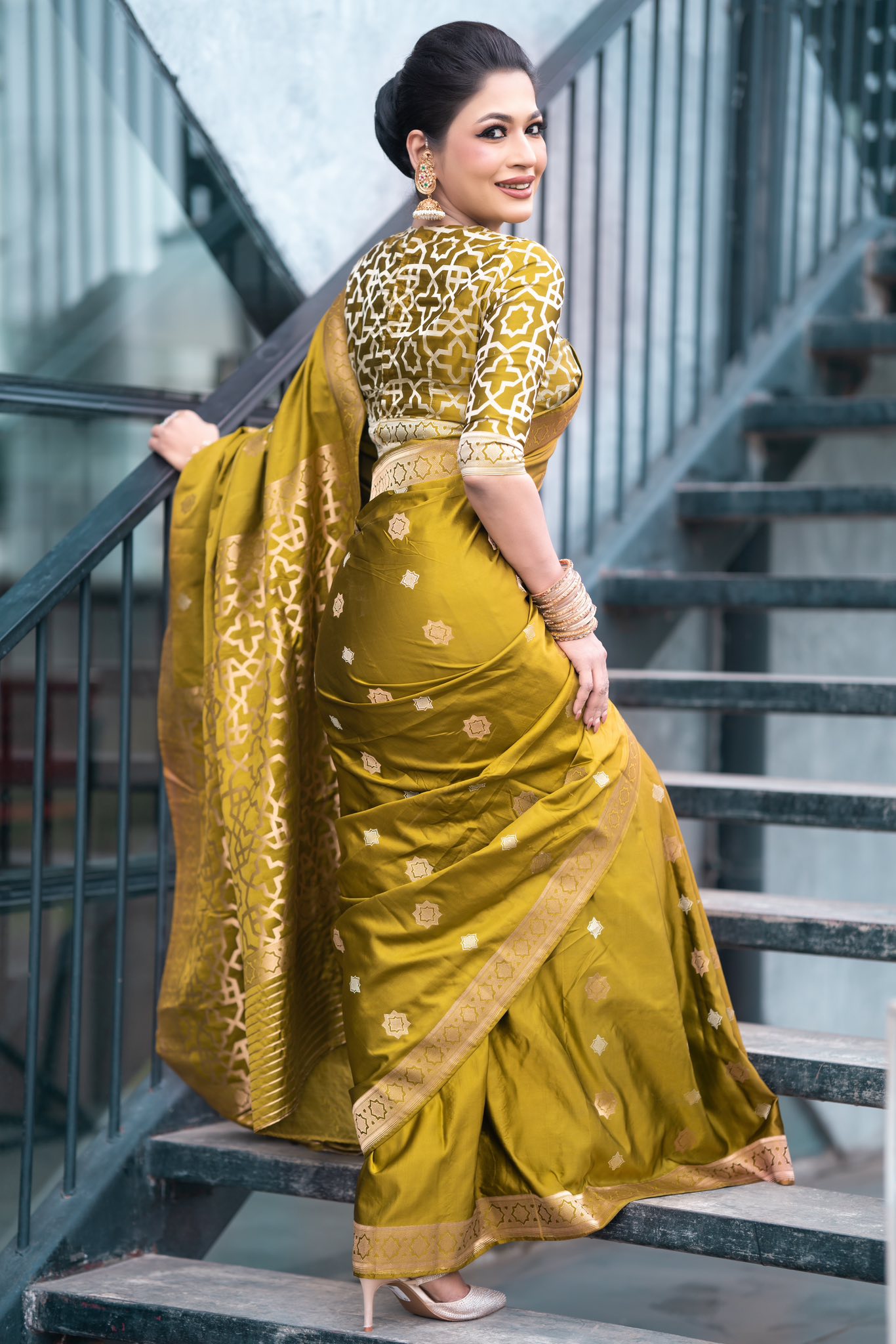 রাজকীয় শাড়িতে মুগ্ধতা ছড়ালেন বাঁধন