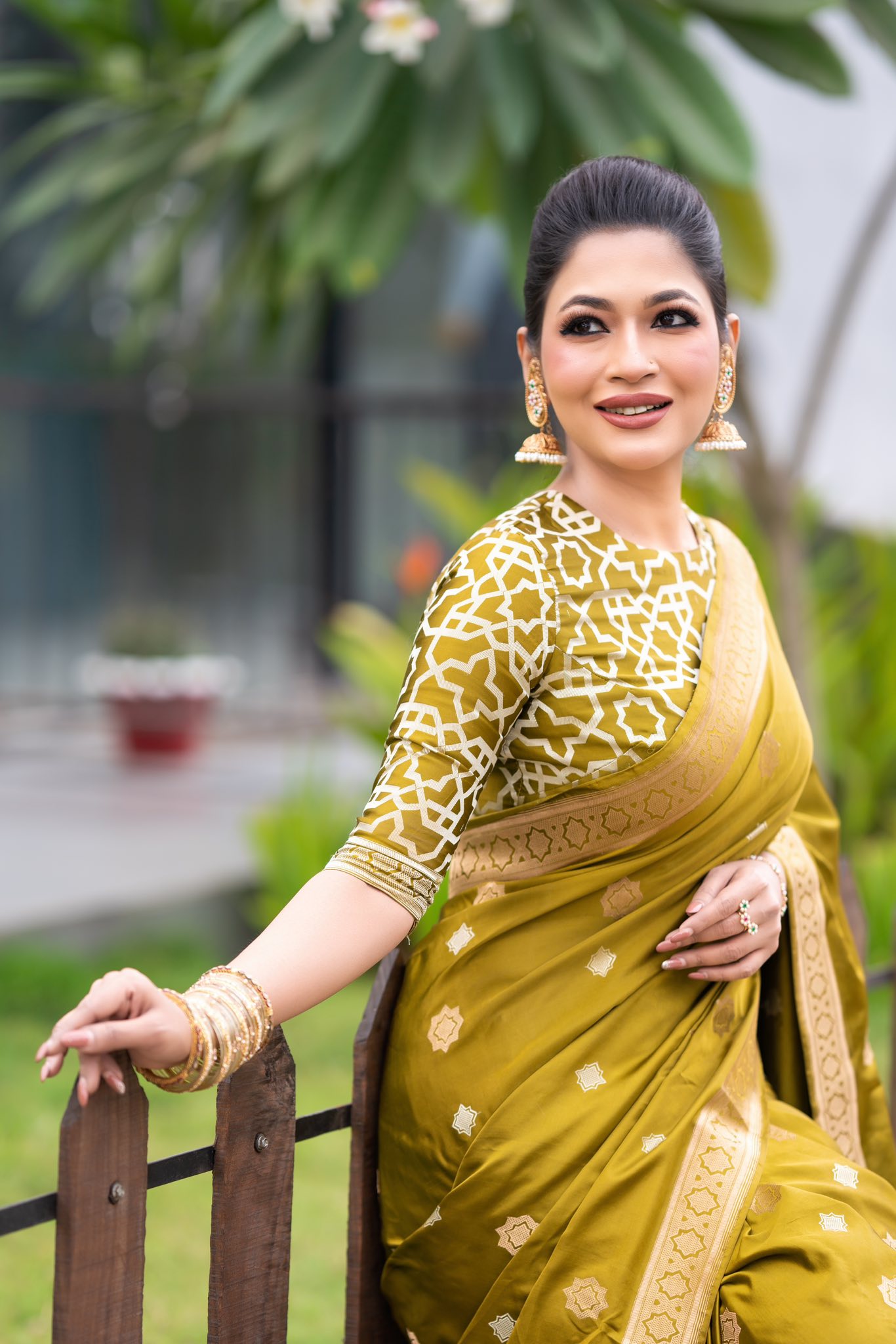 রাজকীয় শাড়িতে মুগ্ধতা ছড়ালেন বাঁধন