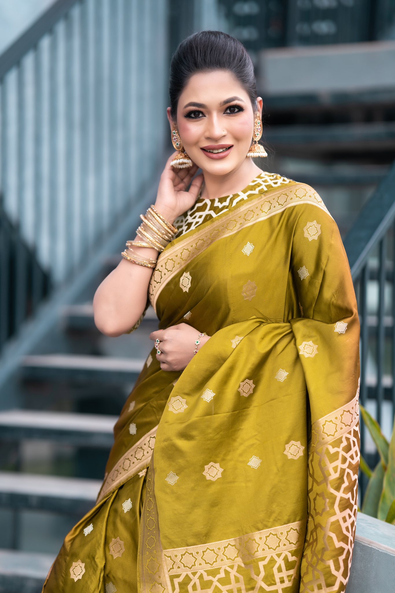 রাজকীয় শাড়িতে মুগ্ধতা ছড়ালেন বাঁধন