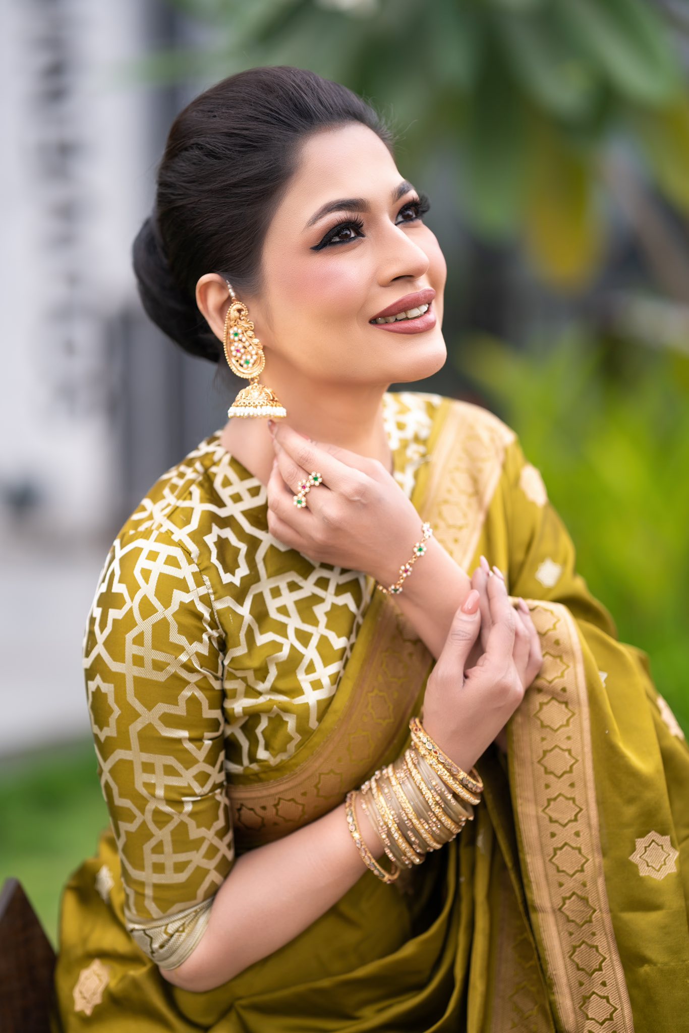 রাজকীয় শাড়িতে মুগ্ধতা ছড়ালেন বাঁধন