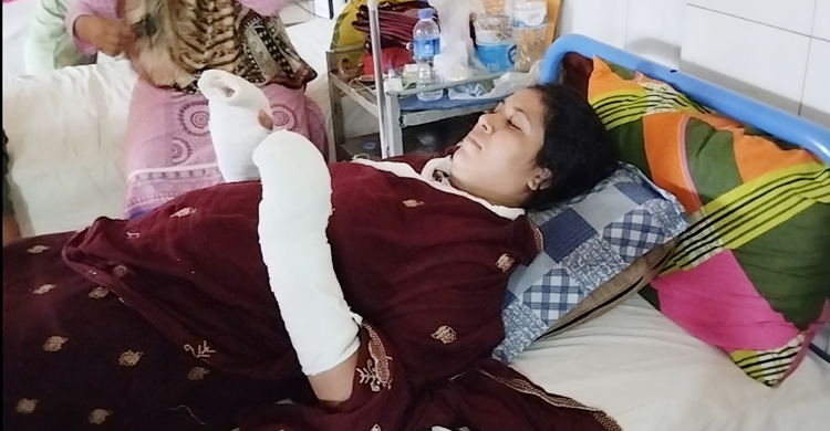 আয়েশার দুই হাতের আঙুলও ভেঙে দিয়ে গেলো ডাকাতদল