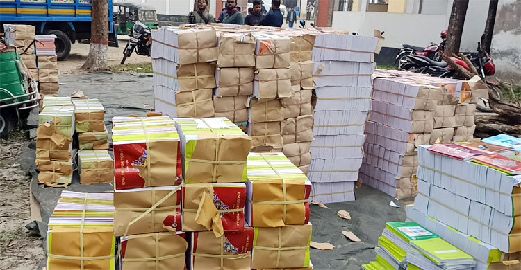 পাচারের সময় ট্রাকভর্তি নতুন বই জব্দ