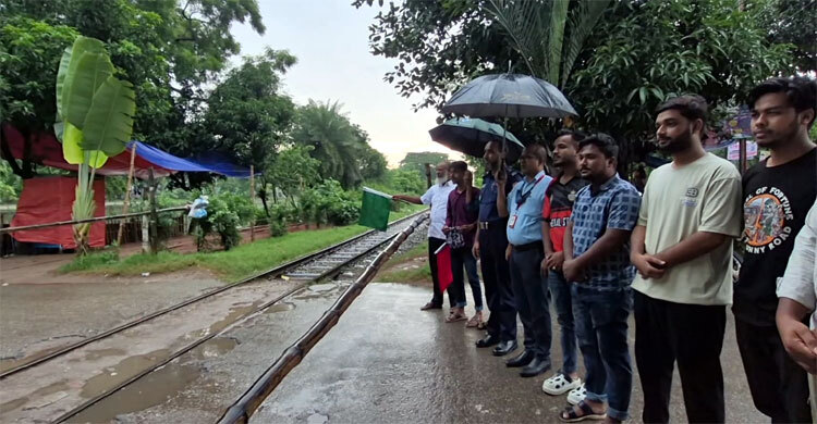 আজিজুল হক কলেজের সামনের রেল ক্রসিংয়ে গেটম্যান নিয়োগ
