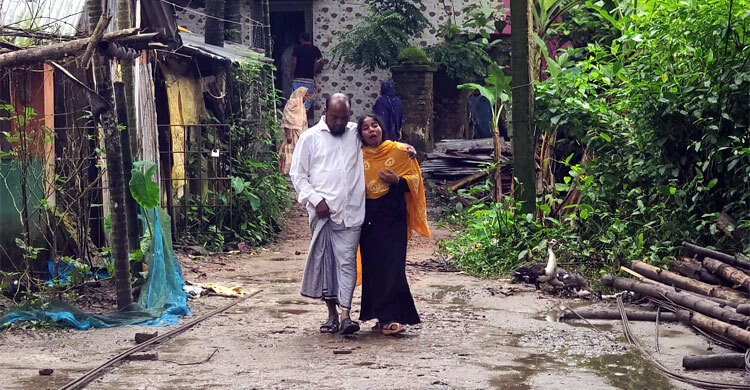 কান্না থামছে না স্বজনদের, অধরা মাইক্রোবাস চালক